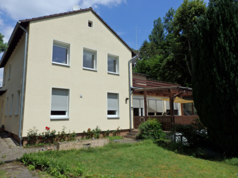 Saniertes 1-2 Familienhaus in idyllischer Wohnlage mit Bachlauf und Blick ins Grüne, 65388 Schlangenbad, Zweifamilienhaus